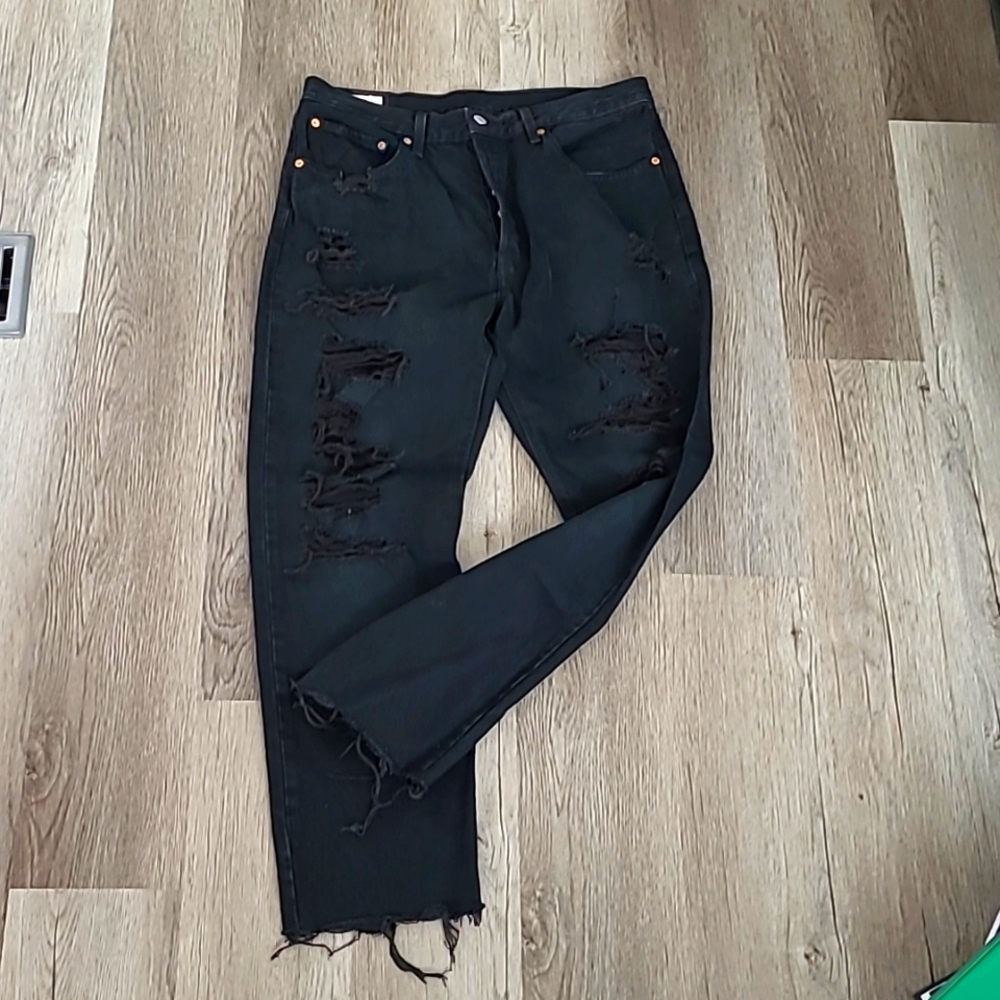 501 Levi’s black distressed cropped jeans W31x38L